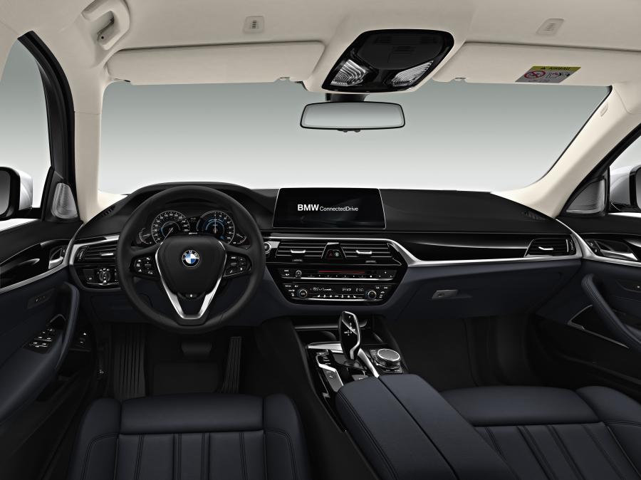 Торпедо BMW 530e 2017 года  (WW) (фото 3 из 57)